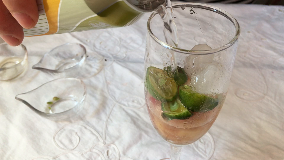 倒入冰镇苏打水几薄荷叶