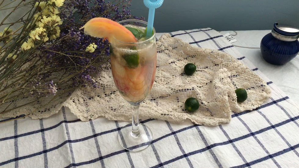 一杯美味的蜜桃Mojito就做好了