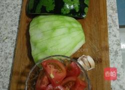 西瓜皮炒西红柿的做法图解1