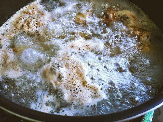 大火煮5分钟取出 倒出水

(这一步是为了去除血沫 煮出部分油)