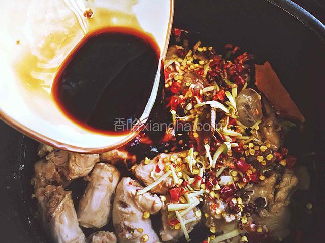 倒入酱汁