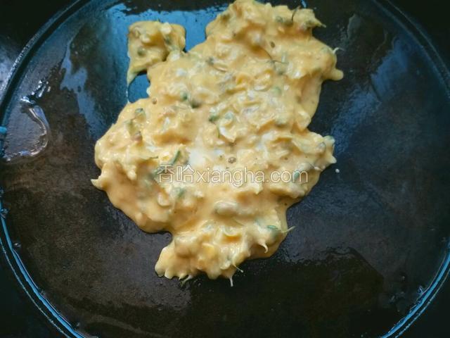 平底锅内放入适量食用油，烧热后倒入面糊。