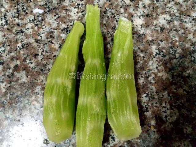 茎去皮洗净。