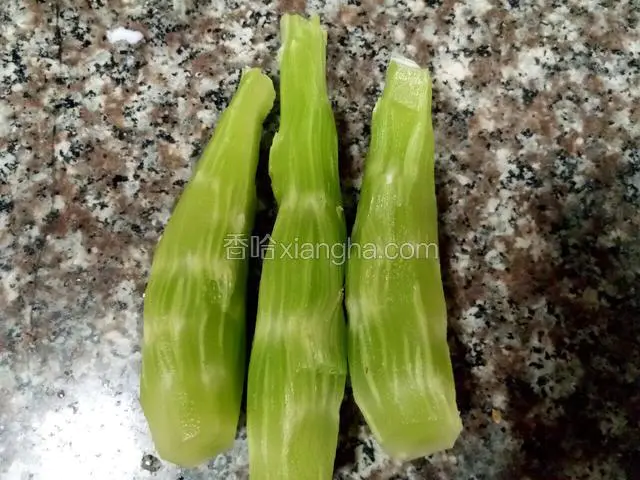 茎去皮洗净。