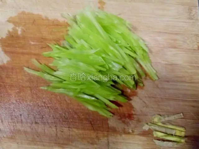 切细丝，顺便把几片姜也切成粗的丝。