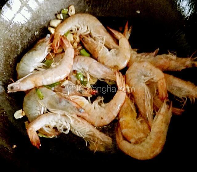 把对虾倒入锅炒