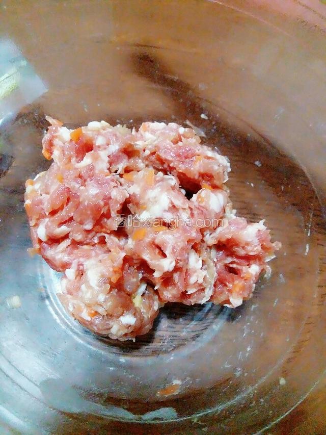 肉馅加入盐 酱油 葱姜末 胡萝卜碎 葱头碎搅匀