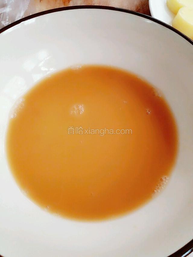 把汤倒入碗内 加入蚝油 生抽 一点点盐 少许淀粉 少许清水搅匀