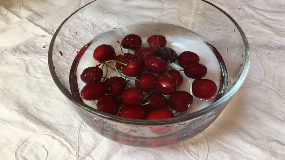 樱桃洗净加盐浸泡十分钟