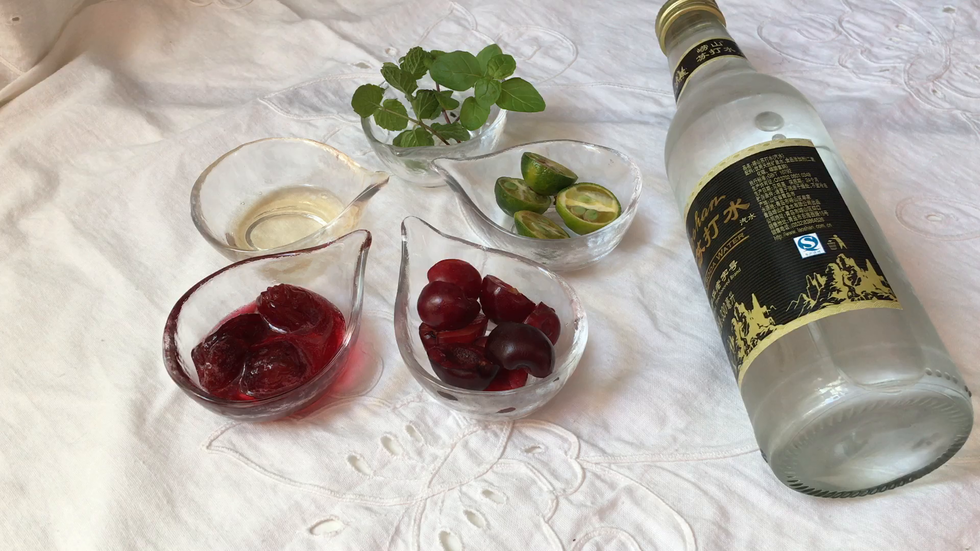 苏打水、青柠檬、薄荷叶、朗姆酒、樱桃酱、樱桃