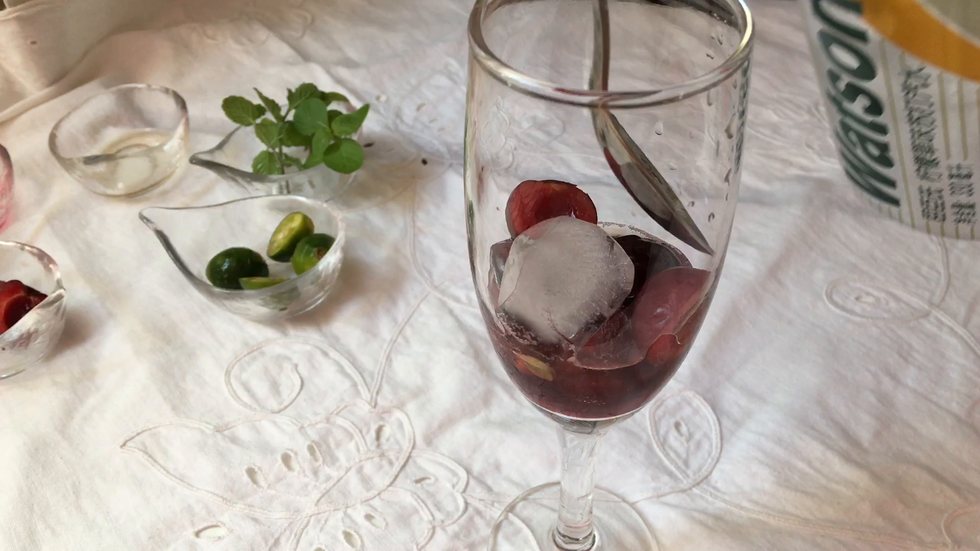 苏打水沿茶匙缓缓加入杯中再加入柠檬块薄荷