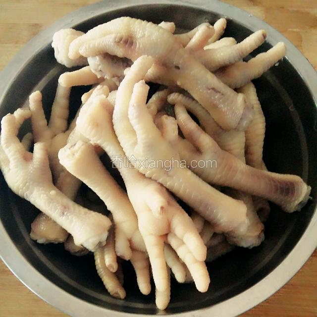 煮熟的鸡爪用清水冲洗干净，放凉待用