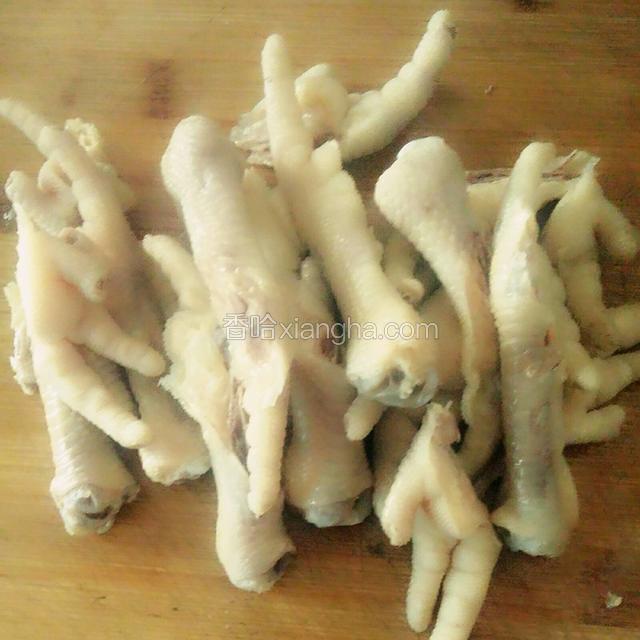 放凉的鸡爪，切去趾尖，然后对半切开