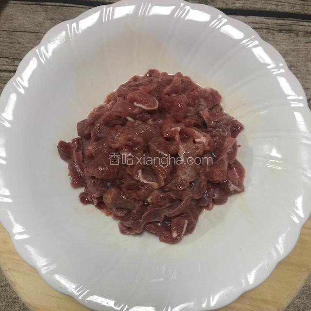牛肉切粗丝放料酒、生粉、生抽、盐腌制片刻