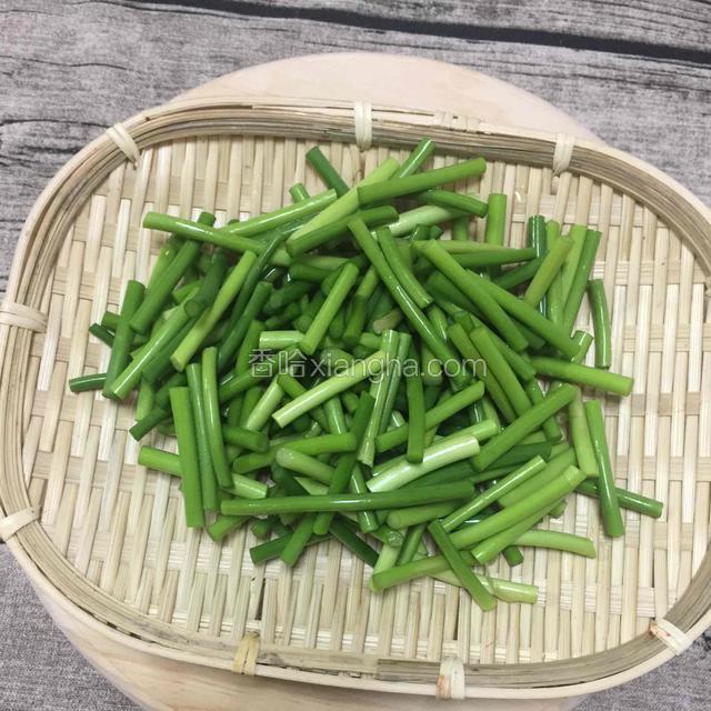 蒜薹切段洗净备用