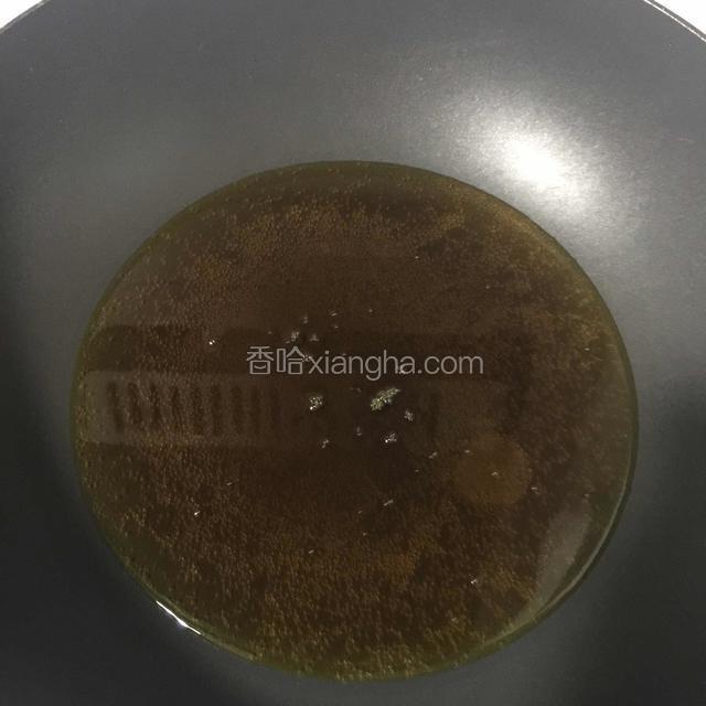 热锅倒入适量植物油