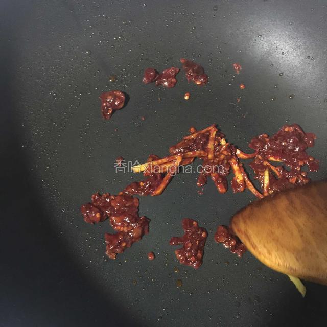 锅留底油煸香姜丝、豆瓣酱