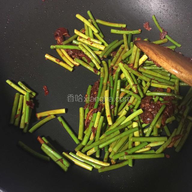 放入蒜薹煸炒，中间分次加入少许水继续煸炒至断生后加入牛肉继续翻炒片刻即可