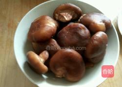 青椒炒香菇的做法图解1