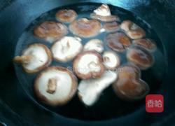 青椒炒香菇的做法图解3