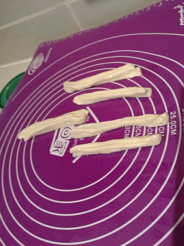 压好的小油条稍微抻长。