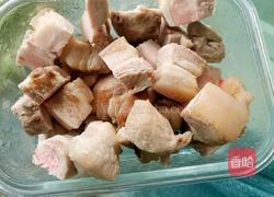 土豆红烧肉的做法图解1