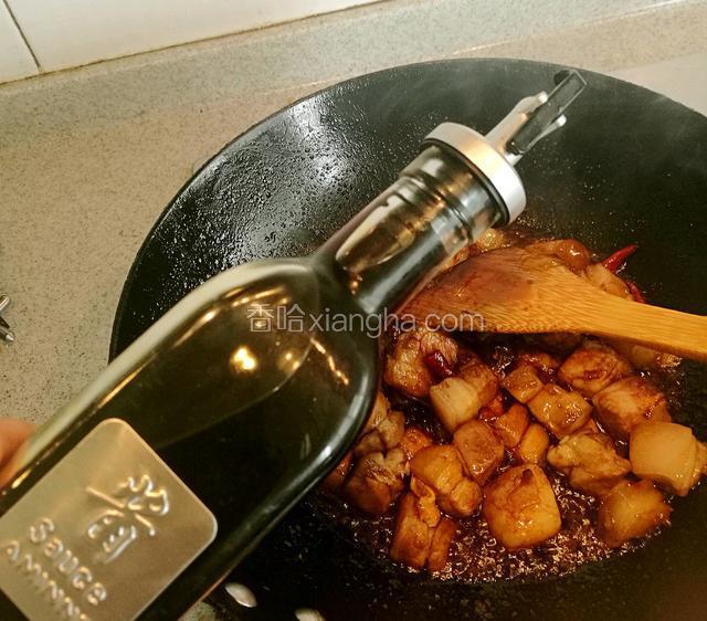 加入料酒，生抽，老抽煸炒