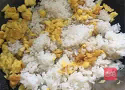 Illustration of how to make sausage and egg fried rice 6