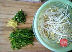 炒青椒绿豆芽的做法图解2