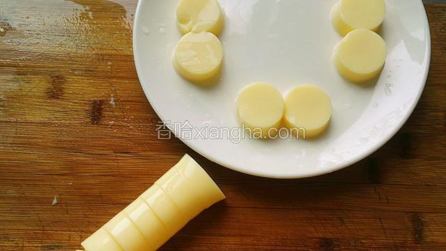 豆腐切片整齐排放