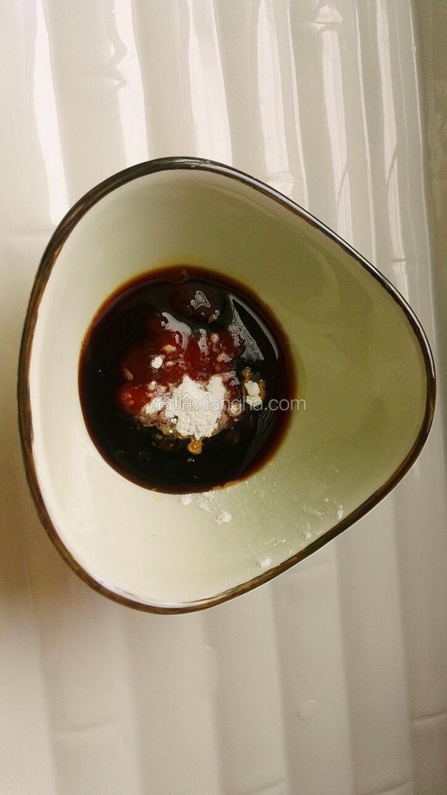 蒸的时候来调料（蚝油番茄酱辣椒酱生粉）倒入锅里加蒸虾仁的汤汁，煮开