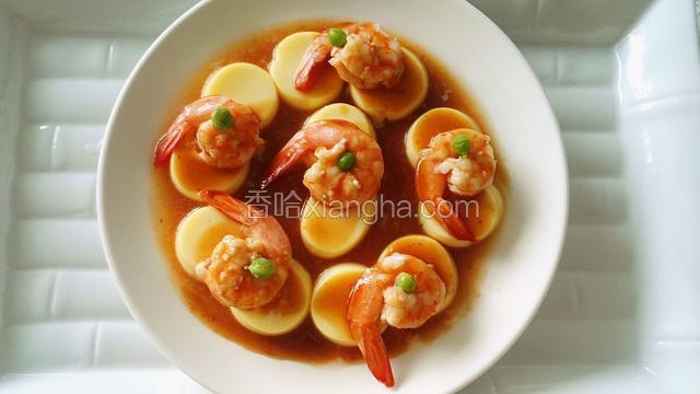 端出盘子淋上酱汁，香喷喷的玉子虾仁开动吧