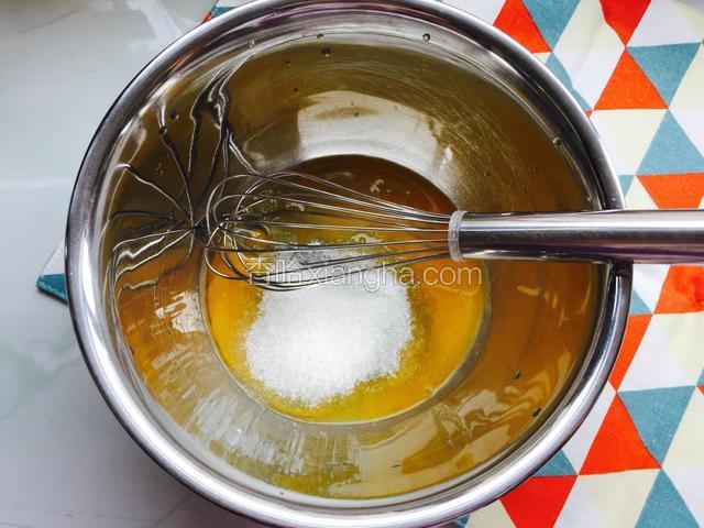 烤蛋糕的时候就可以做豆乳酱了，盆中打入一个鸡蛋，放入白糖用蛋抽搅打均匀。