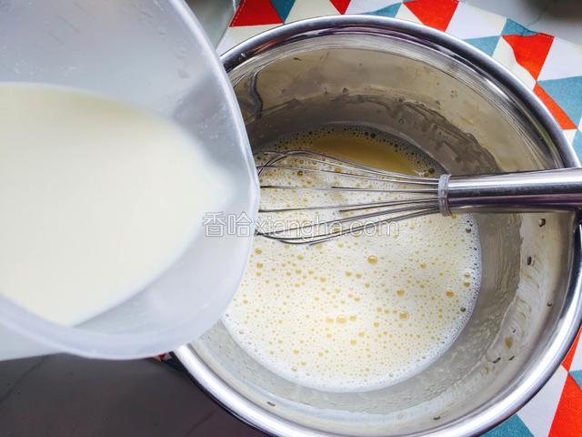 分次加入熟豆浆，每加入一次搅拌均匀后再加入剩下的。