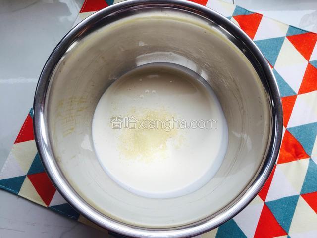 淡奶油加入砂糖。