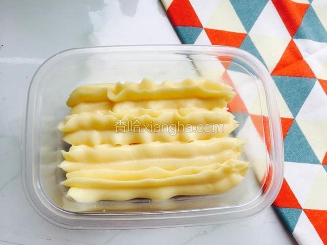 再挤上豆乳酱。