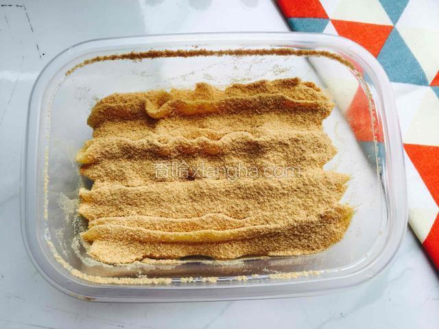 撒一层熟的黄豆粉。