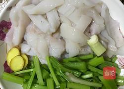 鱿鱼炒芹菜的做法图解4