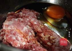 黄瓜片汆丸子汤的做法图解2