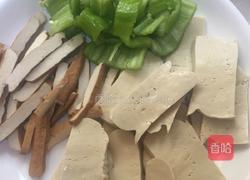 素鸡炒香干丝青椒块的做法图解1