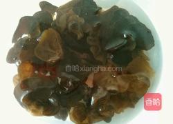 凉拌黄瓜木耳的做法图解2
