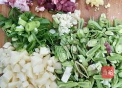 五花肉豆角土豆焖饭的做法图解1
