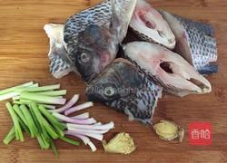 焖罗非鱼的做法图解1