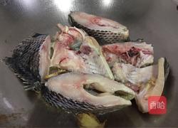 焖罗非鱼的做法图解2