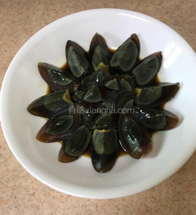 倒入一定的食用醋中和一下碱味