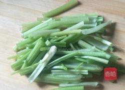 芹菜拌萝卜的做法图解3