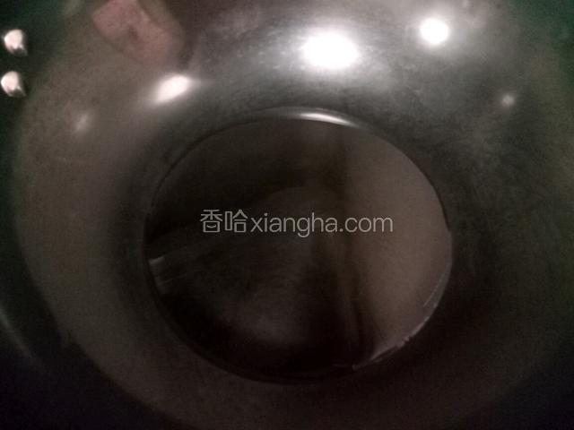 锅中放适量油。