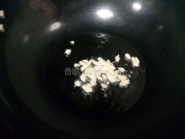 下入蒜末炸香。