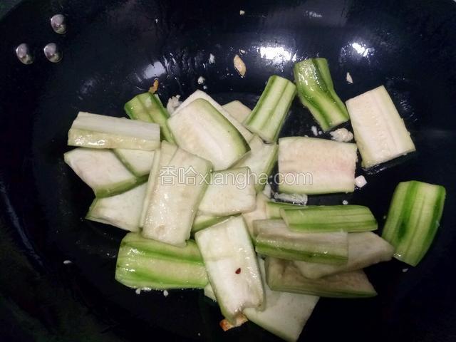 放入丝瓜，迅速翻炒均匀（可以放点点水进去，以免丝瓜糊掉）最后放点盐，味精调好味就行了。