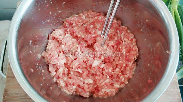 肉剁碎，加一个蛋清拌匀。